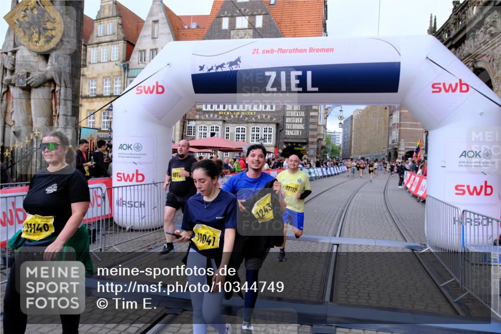 13.09.2026 - 21. swb-Marathon Bremen Tim E. http://msf.ph/oto/10344749 13.09.2026 11:14:46 Ziel 10303, 10395, 10396, 10586, 10722, 10784, 11041, 11140, 11173, 11363, 11408, 11703, 12100, 12112, 12431 meine-sportfotos.de