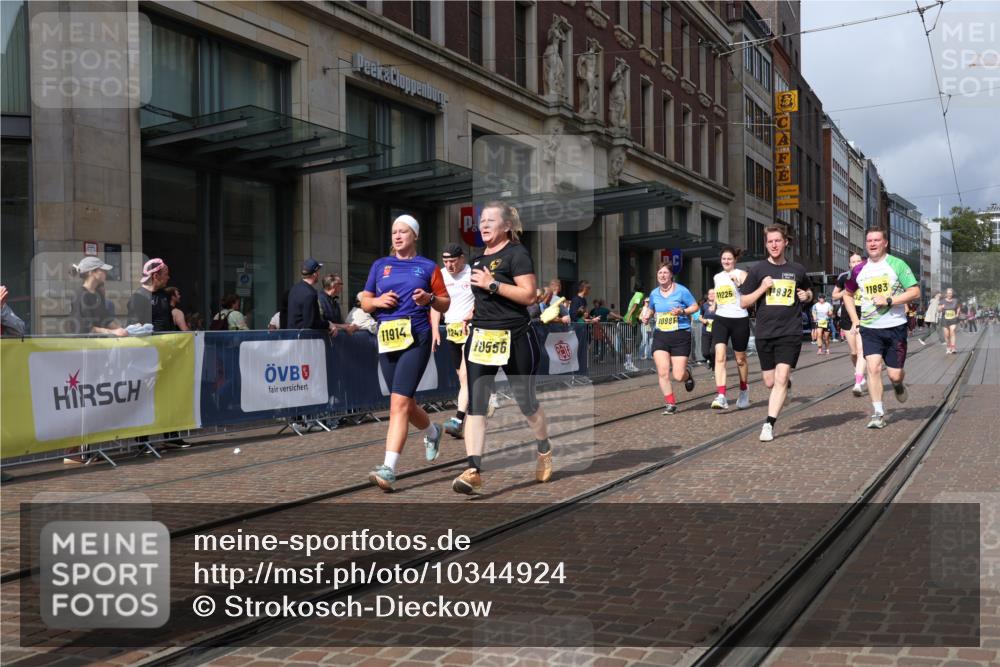 13.09.2026 - 21. swb-Marathon Bremen Strokosch-Dieckow http://msf.ph/oto/10344924 13.09.2026 11:09:18 Ziel 10234, 10386, 10417, 10424, 10556, 10696, 10712, 10769, 10785, 10823, 10981, 10990, 10991, 11192, 11225, 11883, 11914, 11937, 11995, 12322, 12409, 12449, 12474, 12532, 10217, 10314, 10321, 10455, 10570, 10630, 10664, 10686, 10694, 10983, 11011, 11091, 11138, 11304, 11531, 11578, 11764, 11882, 11883, 11905, 11915, 11987, 12155, 12192, 12337, 12491, 12554, 13607 meine-sportfotos.de