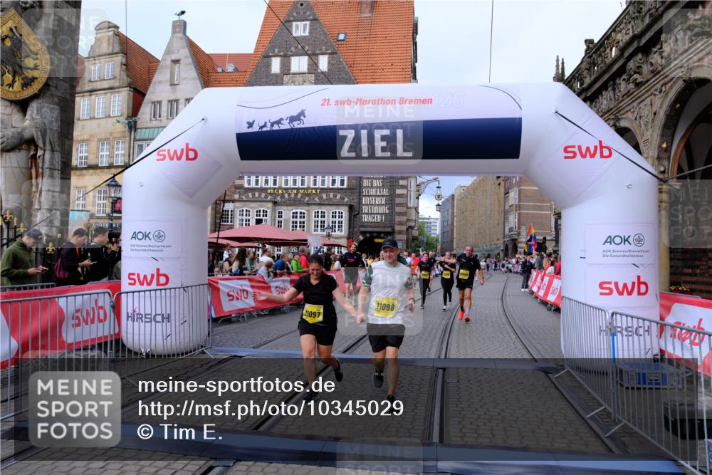 13.09.2026 - 21. swb-Marathon Bremen Tim E. http://msf.ph/oto/10345029 13.09.2026 11:15:03 Ziel 10519, 10557, 10705, 10752, 10776, 10805, 11085, 11097, 11098, 11186, 11288, 11408, 11645, 11876, 11974, 12191, 12193 meine-sportfotos.de