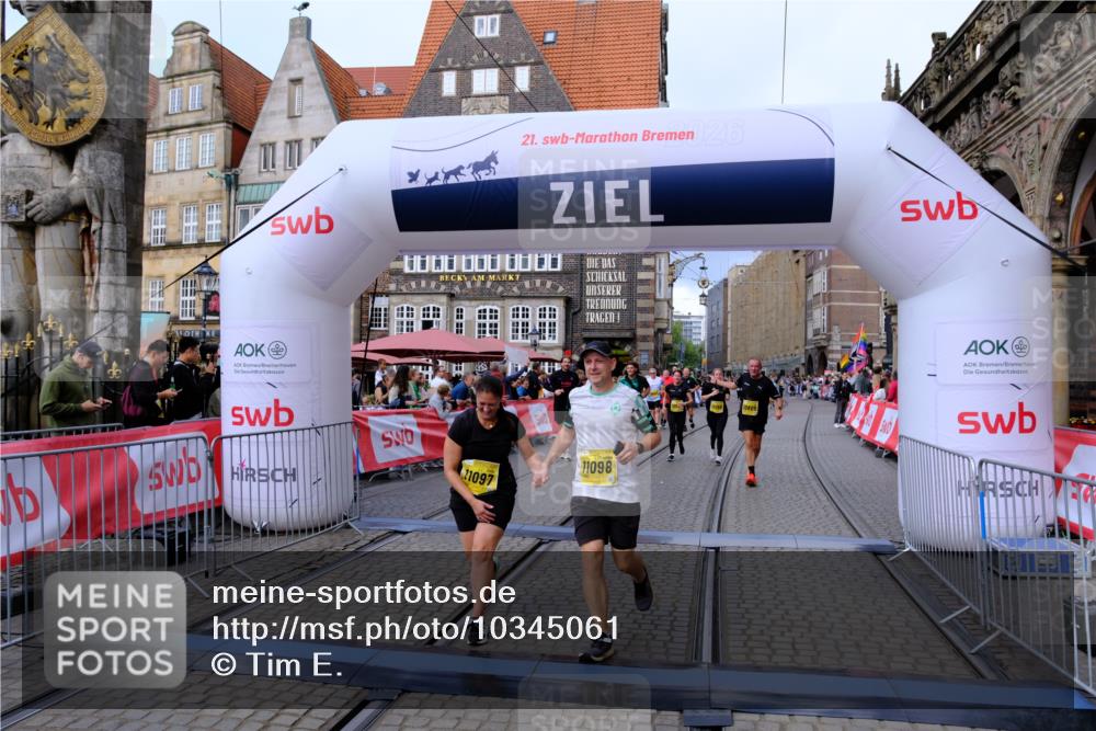 13.09.2026 - 21. swb-Marathon Bremen Tim E. http://msf.ph/oto/10345061 13.09.2026 11:15:03 Ziel 10519, 10557, 10705, 10752, 10776, 10805, 11085, 11097, 11098, 11186, 11288, 11408, 11645, 11876, 11974, 12191, 12193 meine-sportfotos.de