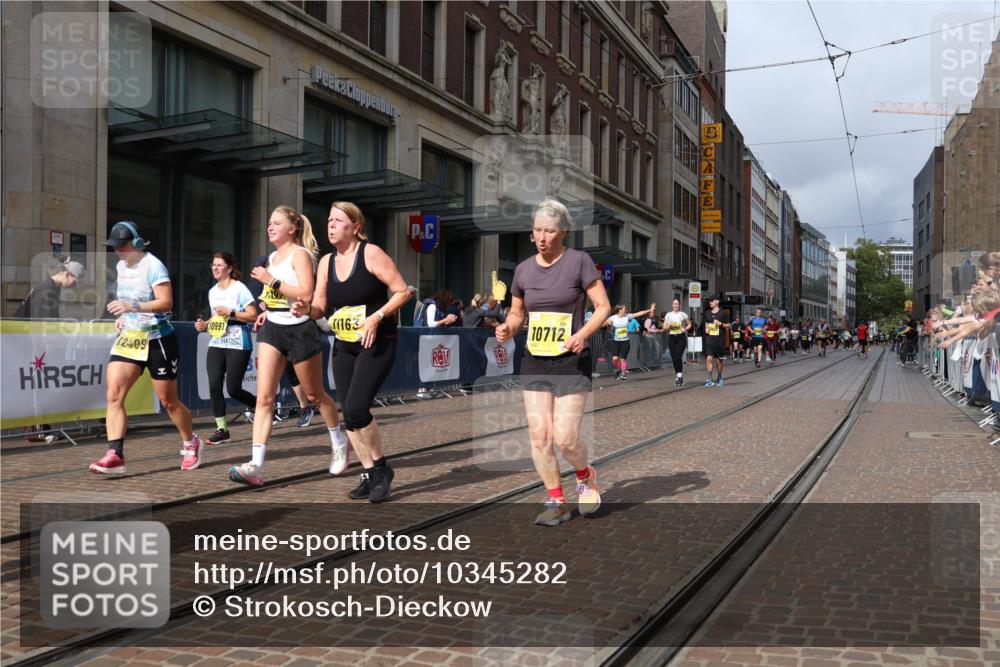 13.09.2026 - 21. swb-Marathon Bremen Strokosch-Dieckow http://msf.ph/oto/10345282 13.09.2026 11:09:27 Ziel 10234, 10386, 10417, 10424, 10435, 10645, 10696, 10712, 10737, 10785, 10990, 10991, 11192, 11383, 11437, 11441, 11937, 12409, 12449, 10314, 10321, 10556, 10664, 10686, 10694, 10769, 10823, 10981, 10983, 11091, 11225, 11304, 11578, 11764, 11882, 11883, 11914, 11915, 11987, 11995, 12155, 12322, 12337, 12474, 12491, 12532, 13607 meine-sportfotos.de