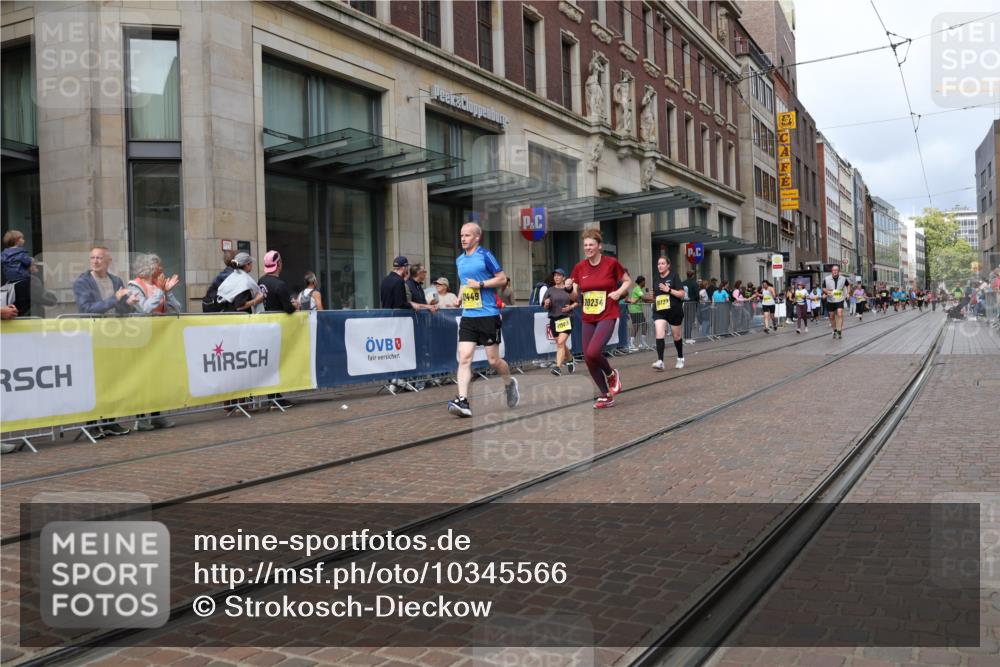 13.09.2026 - 21. swb-Marathon Bremen Strokosch-Dieckow http://msf.ph/oto/10345566 13.09.2026 11:09:37 Ziel 10299, 10435, 10645, 10737, 10751, 11119, 11383, 11437, 11441, 12207, 12449, 10234, 10386, 10417, 10424, 10556, 10664, 10694, 10696, 10712, 10769, 10785, 10823, 10981, 10990, 10991, 11192, 11225, 11764, 11882, 11883, 11914, 11915, 11937, 11995, 12322, 12409, 12474, 12491, 12532, 13607 meine-sportfotos.de