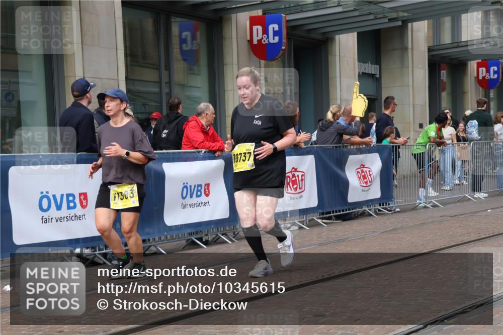 13.09.2026 - 21. swb-Marathon Bremen Strokosch-Dieckow http://msf.ph/oto/10345615 13.09.2026 11:09:38 Ziel 10299, 10435, 10645, 10737, 10751, 11119, 11383, 11437, 11441, 12207, 12449, 10234, 10386, 10417, 10424, 10556, 10664, 10694, 10696, 10712, 10769, 10785, 10823, 10981, 10990, 10991, 11192, 11225, 11882, 11883, 11914, 11915, 11937, 11995, 12322, 12409, 12474, 12491, 12532, 13607 meine-sportfotos.de