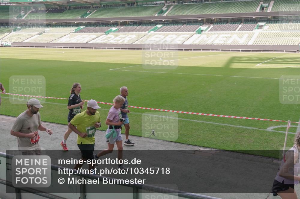 13.09.2026 - 21. swb-Marathon Bremen Michael Burmester http://msf.ph/oto/10345718 13.09.2026 13:33:05 Laufen im Stadion 155, 344, 350, 386, 428, 490, 594, 617, 690, 765, 786, 787, 1001, 1051, 1098, 1133, 1142, 1292, 1326, 1377, 1427, 1557, 1591, 1592, 1661, 1760, 1801, 1869, 1897, 1923, 1996, 2077, 2132, 2226, 2230, 2231, 2253, 2270, 2274, 2320, 2344, 2374, 2399, 2400, 2456, 2479, 2514, 2515, 2523, 2539, 2543, 2556, 2616, 2630, 2649, 2718, 2757, 2769, 2787, 2848, 2945, 2982, 3014, 3140, 3223, 3350, 3379, 3443, 3503, 3572, 3577, 3601, 3614, 3644, 3736, 3746, 3797, 3875, 3901, 3911, 3952 meine-sportfotos.de