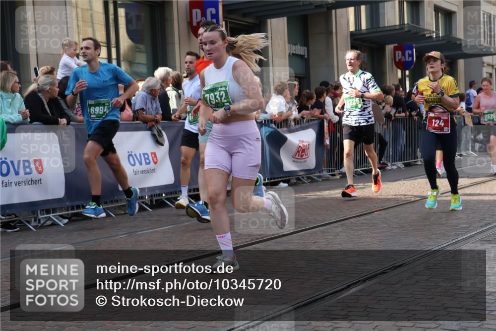 13.09.2026 - 21. swb-Marathon Bremen Strokosch-Dieckow http://msf.ph/oto/10345720 13.09.2026 13:29:51 Ziel 881, 1205, 1308, 1611, 1653, 1759, 1780, 1848, 1909, 1938, 2126, 2265, 2364, 3190, 4763, 5039, 5198, 5348, 5615, 5631, 6225, 6720, 6942, 6992, 6994, 7184, 7609, 7932, 7966, 8105, 8110, 8115, 8441, 8470, 9015, 9104, 9125, 9412, 9529, 109, 124, 454, 716, 1073, 1173, 1243, 1581, 1861, 2076, 2289, 2742, 3030, 3320, 3618, 3667, 3908, 4115, 4524, 4575, 4576, 5244, 6006, 6127, 6384, 6725, 7079, 7093, 7884, 8267, 8481, 8899, 9049 meine-sportfotos.de