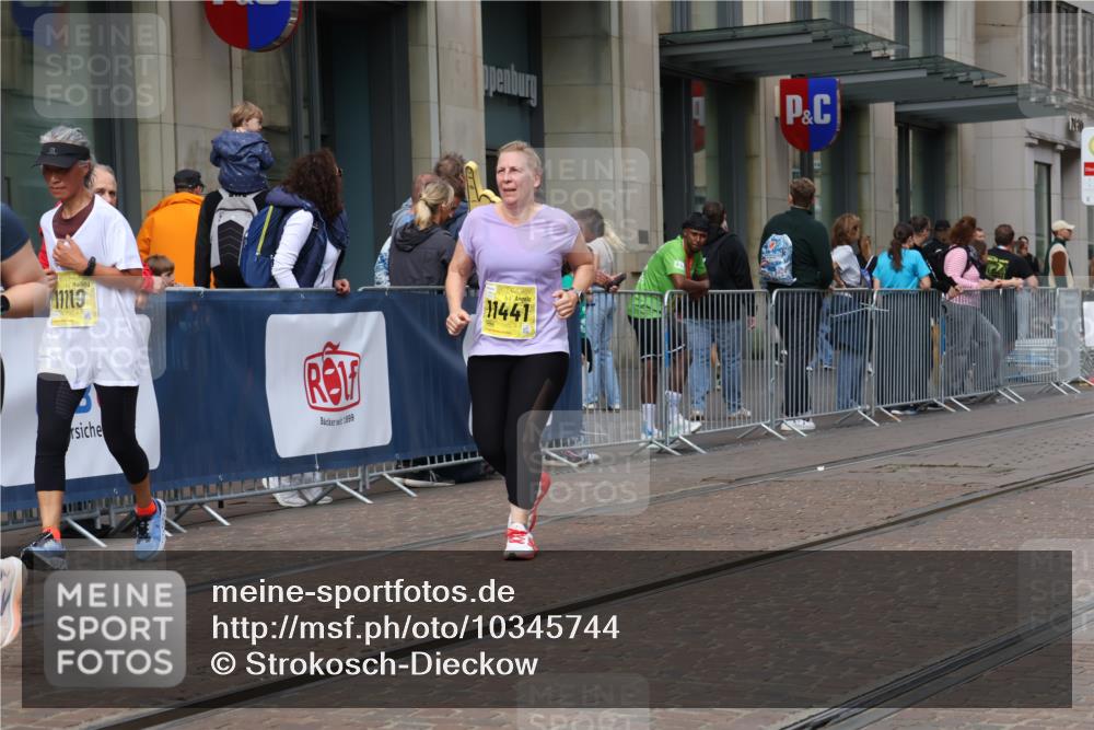 13.09.2026 - 21. swb-Marathon Bremen Strokosch-Dieckow http://msf.ph/oto/10345744 13.09.2026 11:09:48 Ziel 10299, 10435, 10751, 10963, 11119, 11383, 11441, 11725, 11732, 11933, 12117, 12207, 12293, 10234, 10386, 10417, 10424, 10645, 10696, 10712, 10737, 10785, 10990, 10991, 11192, 11383, 11437, 11937, 12409, 12449, 12474, 12532 meine-sportfotos.de