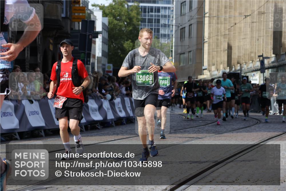 13.09.2026 - 21. swb-Marathon Bremen Strokosch-Dieckow http://msf.ph/oto/10345898 13.09.2026 13:27:57 Ziel 323, 440, 593, 857, 940, 1006, 1373, 1574, 1932, 2345, 2668, 2686, 3013, 3460, 3521, 3970, 4421, 4496, 4593, 5081, 5220, 5290, 5557, 5616, 6067, 6306, 7110, 7138, 7358, 8351, 9494, 9727, 13198, 1343, 3334, 5360, 6182, 7926, 8656, 9167, 9168, 9543, 9738, 9881, 13069 meine-sportfotos.de