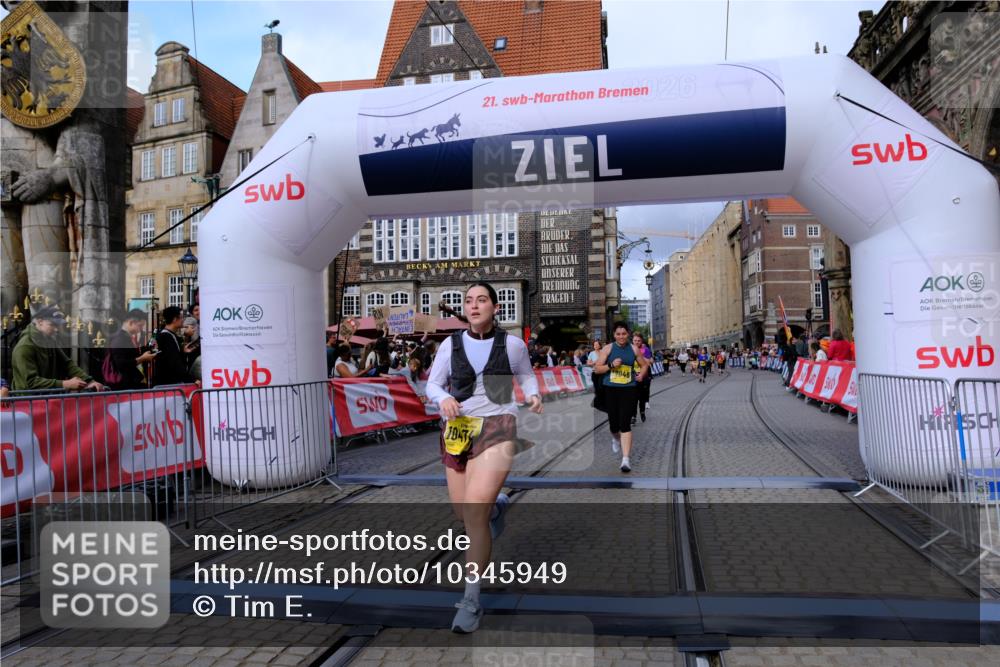 13.09.2026 - 21. swb-Marathon Bremen Tim E. http://msf.ph/oto/10345949 13.09.2026 11:16:14 Ziel 10474, 10665, 10900, 11217, 11307, 11549, 11613, 11778, 11897, 11940, 12046, 12306 meine-sportfotos.de