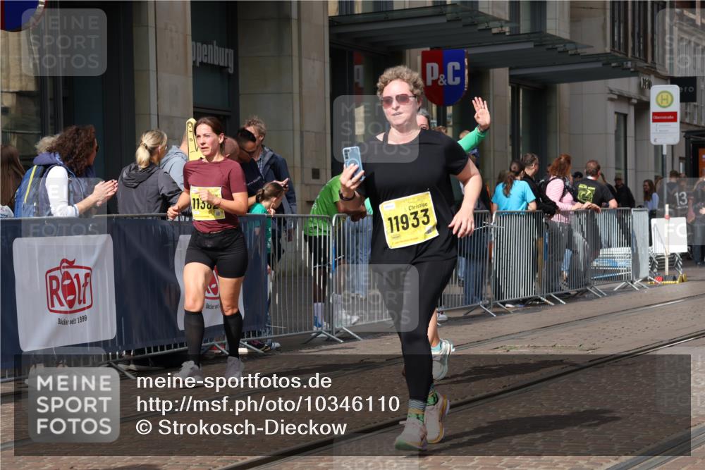 13.09.2026 - 21. swb-Marathon Bremen Strokosch-Dieckow http://msf.ph/oto/10346110 13.09.2026 11:10:03 Ziel 10002, 10169, 10247, 10361, 10362, 10422, 10706, 10719, 10791, 10890, 10963, 11080, 11300, 11382, 11725, 11732, 11933, 11957, 11982, 12117, 12227, 12293, 12454, 12550, 10299, 10435, 10645, 10737, 10751, 11119, 11383, 11437, 11441, 12207, 12449 meine-sportfotos.de