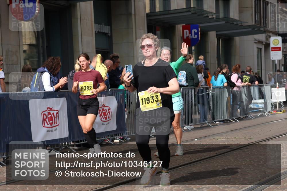 13.09.2026 - 21. swb-Marathon Bremen Strokosch-Dieckow http://msf.ph/oto/10346127 13.09.2026 11:10:03 Ziel 10002, 10169, 10247, 10361, 10362, 10422, 10706, 10719, 10791, 10890, 10963, 11080, 11300, 11382, 11725, 11732, 11933, 11957, 11982, 12117, 12227, 12293, 12454, 12550, 10299, 10435, 10645, 10737, 10751, 11119, 11383, 11437, 11441, 12207, 12449 meine-sportfotos.de
