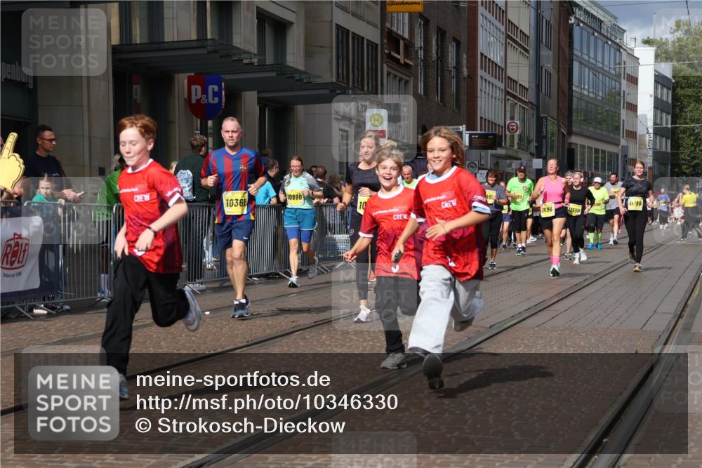 13.09.2026 - 21. swb-Marathon Bremen Strokosch-Dieckow http://msf.ph/oto/10346330 13.09.2026 11:10:09 Ziel 10002, 10169, 10247, 10361, 10362, 10422, 10706, 10719, 10768, 10791, 10890, 10963, 11080, 11283, 11298, 11300, 11382, 11725, 11736, 11957, 11982, 12183, 12227, 12293, 12454, 12550, 10299, 10435, 10645, 10737, 10751, 10963, 11119, 11383, 11437, 11441, 11732, 11933, 12117, 12207, 12293 meine-sportfotos.de