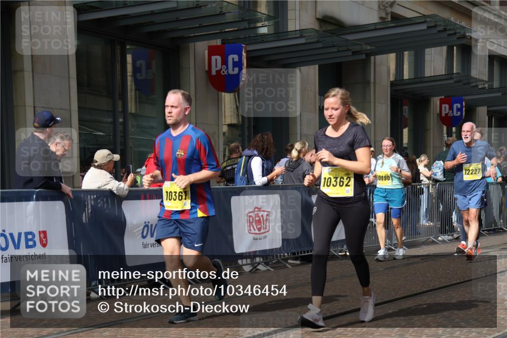 13.09.2026 - 21. swb-Marathon Bremen Strokosch-Dieckow http://msf.ph/oto/10346454 13.09.2026 11:10:12 Ziel 10002, 10169, 10247, 10361, 10362, 10422, 10706, 10719, 10768, 10791, 10890, 11080, 11283, 11298, 11300, 11309, 11382, 11583, 11725, 11736, 11957, 11982, 12183, 12227, 12454, 12550, 10299, 10435, 10751, 10963, 11119, 11383, 11437, 11441, 11732, 11933, 12117, 12207, 12293 meine-sportfotos.de