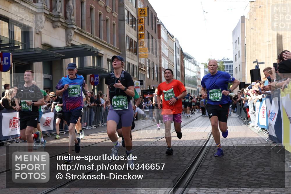 13.09.2026 - 21. swb-Marathon Bremen Strokosch-Dieckow http://msf.ph/oto/10346657 13.09.2026 13:30:22 Ziel 625, 800, 834, 1067, 1533, 1771, 1841, 1926, 1941, 2369, 2452, 2723, 2985, 3163, 3164, 3425, 4058, 4206, 4332, 4342, 4415, 4425, 4748, 4757, 4920, 5506, 5551, 5681, 5802, 5822, 5900, 6134, 6343, 6347, 6523, 6988, 7012, 7253, 7567, 7645, 8116, 8117, 8762, 8878, 8966, 9011, 9108, 9290, 9653, 9692, 9695, 9699, 9767, 9825, 13090, 881, 1308, 1611, 1909, 1938, 2126, 2265, 2364, 2900, 4763, 5039, 5348, 5615, 6225, 6720, 7821, 8090, 8169, 8314, 8494 meine-sportfotos.de