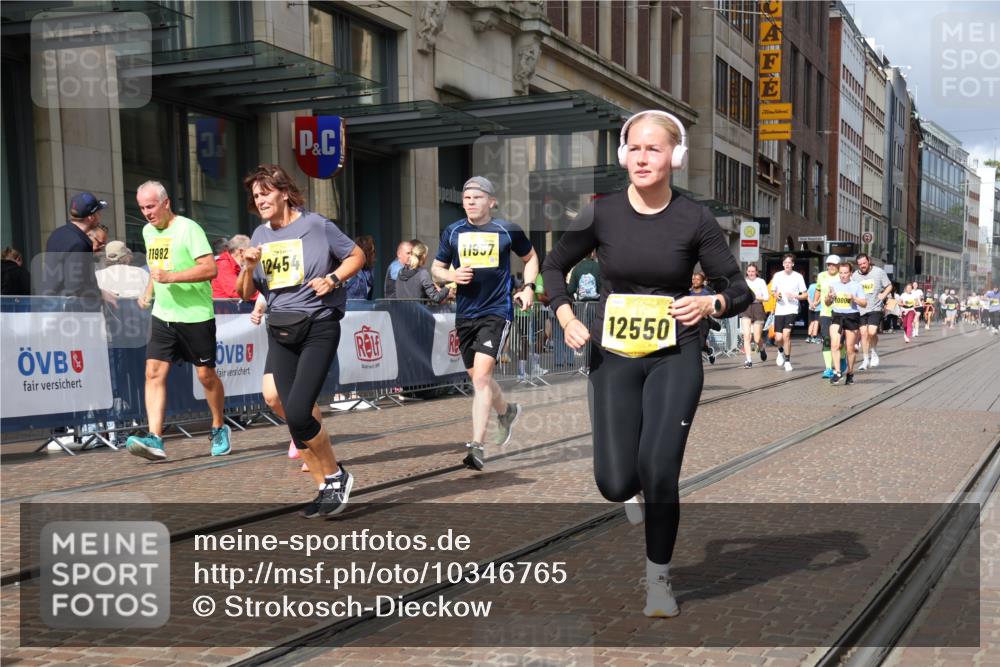 13.09.2026 - 21. swb-Marathon Bremen Strokosch-Dieckow http://msf.ph/oto/10346765 13.09.2026 11:10:18 Ziel 10002, 10169, 10247, 10422, 10461, 10462, 10706, 10719, 10768, 10791, 10890, 10911, 11047, 11283, 11298, 11300, 11309, 11327, 11513, 11583, 11736, 11846, 11957, 11982, 12183, 12227, 12454, 12550, 10299, 10361, 10362, 10706, 10751, 10963, 11080, 11119, 11382, 11725, 11732, 11933, 12117, 12207, 12293 meine-sportfotos.de