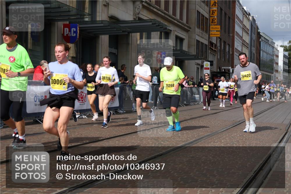 13.09.2026 - 21. swb-Marathon Bremen Strokosch-Dieckow http://msf.ph/oto/10346937 13.09.2026 11:10:22 Ziel 10002, 10148, 10247, 10422, 10461, 10462, 10719, 10768, 10791, 10911, 11047, 11283, 11298, 11300, 11309, 11327, 11335, 11465, 11513, 11583, 11736, 11756, 11846, 11982, 12183, 12227, 12454, 10169, 10361, 10362, 10706, 10751, 10890, 10963, 11080, 11382, 11725, 11732, 11933, 11957, 11982, 12117, 12207, 12293, 12550 meine-sportfotos.de
