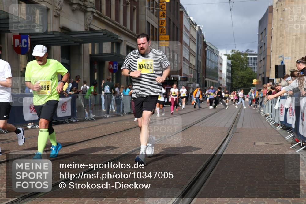 13.09.2026 - 21. swb-Marathon Bremen Strokosch-Dieckow http://msf.ph/oto/10347005 13.09.2026 11:10:24 Ziel 10002, 10148, 10163, 10247, 10422, 10461, 10462, 10547, 10719, 10768, 10911, 11047, 11283, 11298, 11300, 11309, 11327, 11335, 11465, 11513, 11583, 11736, 11756, 11846, 12183, 12227, 10002, 10169, 10361, 10362, 10706, 10719, 10791, 10890, 10963, 11080, 11382, 11725, 11732, 11933, 11957, 11982, 12117, 12207, 12227, 12293, 12454, 12550 meine-sportfotos.de