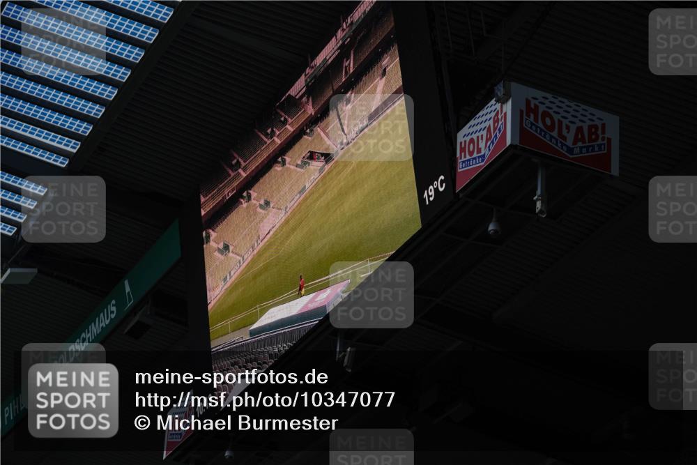13.09.2026 - 21. swb-Marathon Bremen Michael Burmester http://msf.ph/oto/10347077 13.09.2026 10:12:53 Laufen im Stadion  meine-sportfotos.de