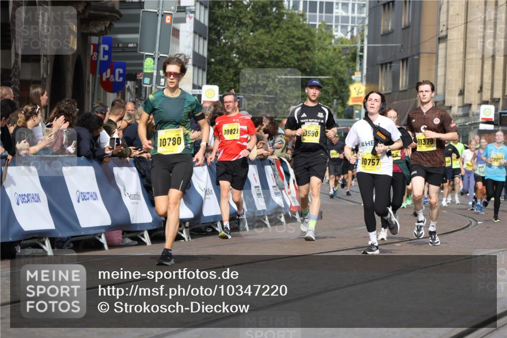 13.09.2026 - 21. swb-Marathon Bremen Strokosch-Dieckow http://msf.ph/oto/10347220 13.09.2026 10:53:27 Ziel 10284, 10448, 10585, 10714, 10863, 11012, 11238, 11282, 11575, 11766, 12170, 12369, 12398, 12461, 10141, 10222, 10227, 10478, 10479, 10626, 10838, 10845, 10905, 11242, 11446, 11502, 11800, 12119, 12331, 12341, 13597 meine-sportfotos.de
