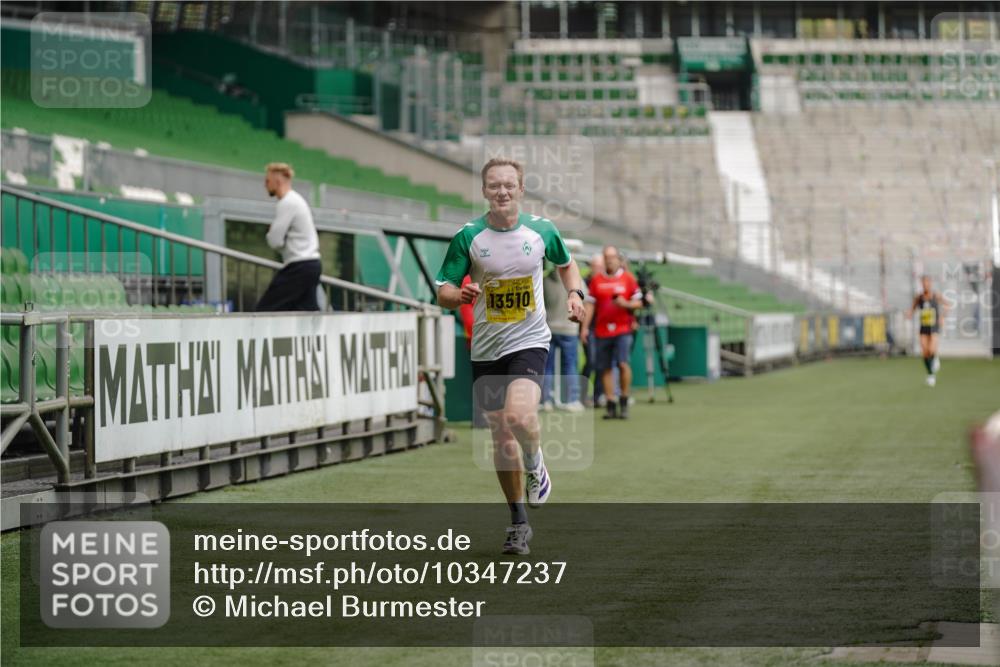 13.09.2026 - 21. swb-Marathon Bremen Michael Burmester http://msf.ph/oto/10347237 13.09.2026 10:16:20 Laufen im Stadion 10597, 12272, 13501, 13510, 13515, 13517, 13525, 13542, 13547, 13567, 13579, 13623, 13627, 13635 meine-sportfotos.de