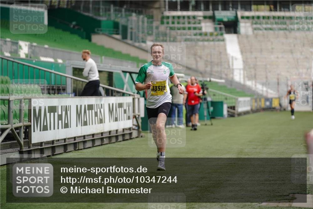 13.09.2026 - 21. swb-Marathon Bremen Michael Burmester http://msf.ph/oto/10347244 13.09.2026 10:16:20 Laufen im Stadion 10597, 12272, 13501, 13510, 13515, 13517, 13525, 13542, 13547, 13567, 13579, 13623, 13627, 13635 meine-sportfotos.de