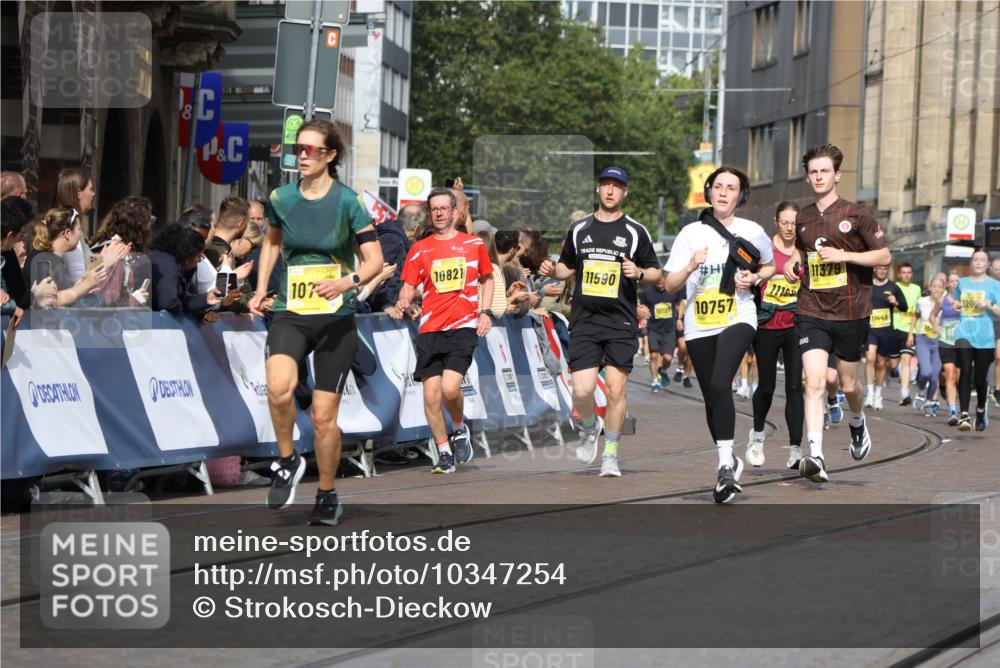 13.09.2026 - 21. swb-Marathon Bremen Strokosch-Dieckow http://msf.ph/oto/10347254 13.09.2026 10:53:27 Ziel 10284, 10448, 10585, 10714, 10863, 11012, 11238, 11282, 11575, 11766, 12170, 12369, 12398, 12461, 10141, 10222, 10227, 10478, 10479, 10626, 10838, 10845, 10905, 11242, 11446, 11502, 11800, 12119, 12331, 12341, 13597 meine-sportfotos.de