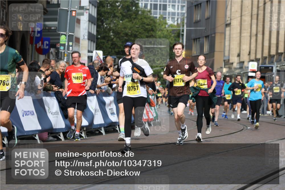 13.09.2026 - 21. swb-Marathon Bremen Strokosch-Dieckow http://msf.ph/oto/10347319 13.09.2026 10:53:28 Ziel 10284, 10448, 10585, 10714, 10863, 11012, 11238, 11282, 11575, 11766, 12040, 12170, 12275, 12369, 12398, 12461, 10141, 10174, 10222, 10227, 10478, 10479, 10626, 10838, 10845, 10905, 11242, 11446, 11502, 11800, 12119, 12331, 12341, 13597 meine-sportfotos.de