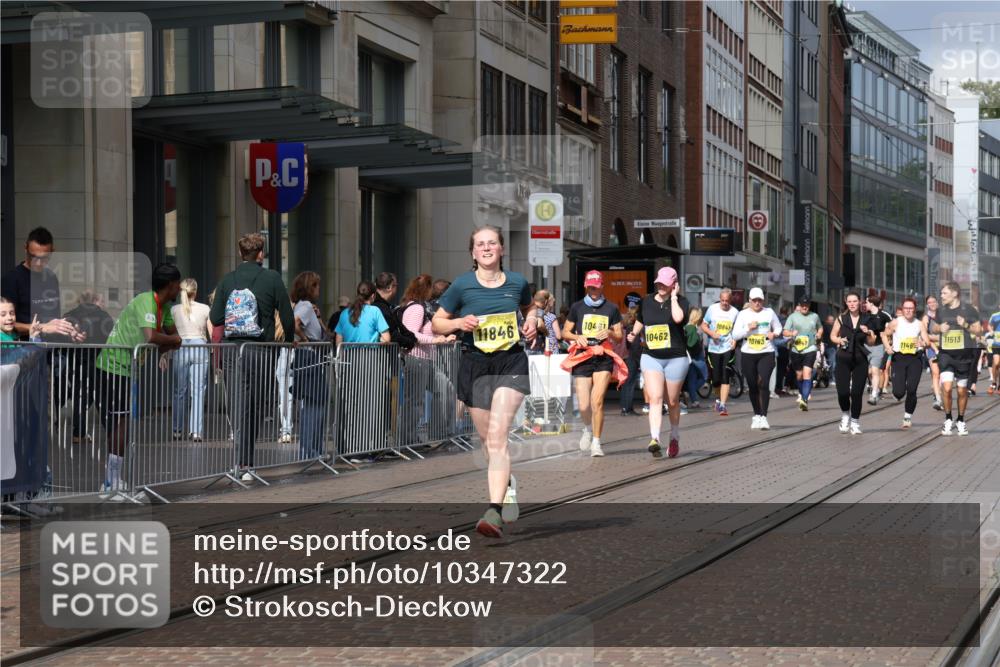 13.09.2026 - 21. swb-Marathon Bremen Strokosch-Dieckow http://msf.ph/oto/10347322 13.09.2026 11:10:34 Ziel 10148, 10163, 10461, 10462, 10527, 10547, 10653, 10792, 10841, 10911, 11043, 11047, 11237, 11309, 11327, 11335, 11465, 11483, 11513, 11583, 11691, 11756, 11846, 11993, 12401, 10002, 10169, 10247, 10361, 10362, 10422, 10706, 10719, 10768, 10791, 10890, 10963, 11080, 11283, 11298, 11300, 11382, 11725, 11736, 11957, 11982, 12183, 12227, 12293, 12454, 12550 meine-sportfotos.de