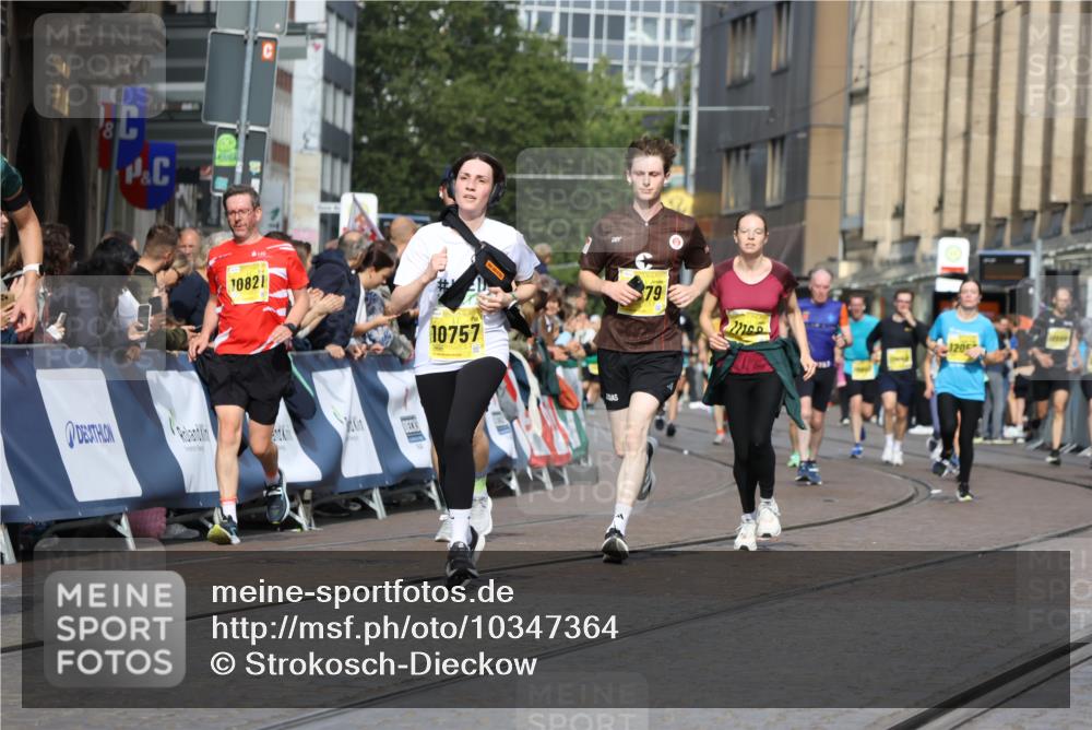 13.09.2026 - 21. swb-Marathon Bremen Strokosch-Dieckow http://msf.ph/oto/10347364 13.09.2026 10:53:28 Ziel 10284, 10448, 10585, 10714, 10863, 11012, 11238, 11282, 11575, 11766, 12040, 12170, 12275, 12369, 12398, 12461, 10141, 10174, 10222, 10227, 10478, 10479, 10626, 10838, 10845, 10905, 11242, 11446, 11502, 11800, 12119, 12331, 12341, 13597 meine-sportfotos.de