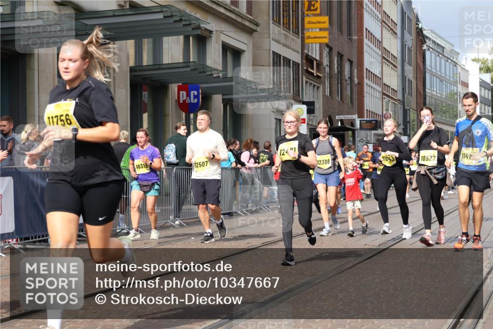 13.09.2026 - 21. swb-Marathon Bremen Strokosch-Dieckow http://msf.ph/oto/10347667 13.09.2026 11:10:51 Ziel 10313, 10419, 10527, 10611, 10644, 10653, 10792, 10841, 11062, 11141, 11231, 11237, 11458, 11483, 11679, 11691, 11745, 11993, 12148, 12396, 12401, 12507, 10148, 10163, 10247, 10422, 10461, 10462, 10547, 10768, 10792, 10911, 11043, 11047, 11283, 11298, 11300, 11309, 11327, 11335, 11465, 11513, 11583, 11736, 11756, 11846, 12183 meine-sportfotos.de