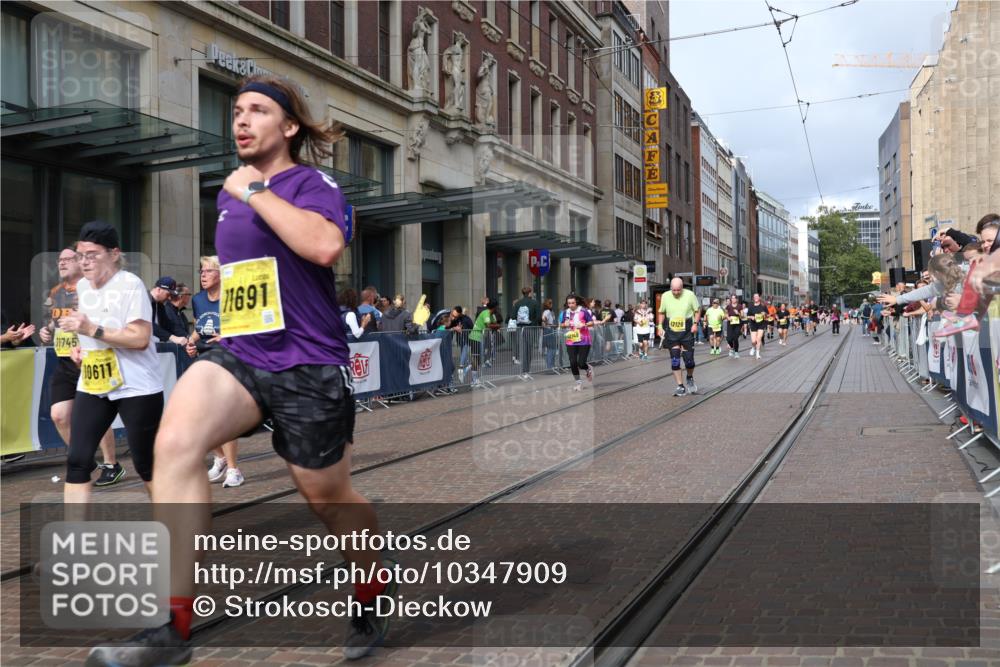 13.09.2026 - 21. swb-Marathon Bremen Strokosch-Dieckow http://msf.ph/oto/10347909 13.09.2026 11:11:04 Ziel 10419, 10510, 10511, 10546, 10611, 10977, 11036, 11062, 11216, 11231, 11289, 11458, 11533, 11679, 11702, 11745, 11870, 12126, 12148, 12220, 12311, 12396, 12464, 12508, 10148, 10163, 10313, 10461, 10462, 10527, 10547, 10644, 10653, 10792, 10841, 10911, 11043, 11047, 11141, 11237, 11327, 11335, 11465, 11483, 11513, 11691, 11756, 11993, 12401, 12507 meine-sportfotos.de