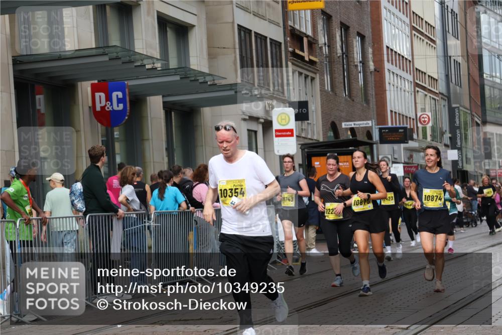 13.09.2026 - 21. swb-Marathon Bremen Strokosch-Dieckow http://msf.ph/oto/10349235 13.09.2026 11:12:25 Ziel 10354, 10483, 10743, 10874, 10875, 11090, 11657, 11671, 11832, 12234, 12423, 12497, 10213, 10406, 10414, 10909, 11052, 11633, 11716, 12012, 12327 meine-sportfotos.de