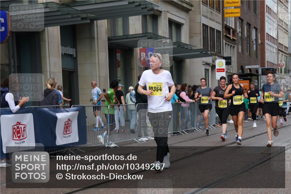 13.09.2026 - 21. swb-Marathon Bremen Strokosch-Dieckow http://msf.ph/oto/10349267 13.09.2026 11:12:26 Ziel 10354, 10483, 10743, 10874, 10875, 11090, 11657, 11671, 11832, 12234, 12423, 12497, 10213, 10406, 10414, 10909, 11052, 11633, 11716, 12012, 12327 meine-sportfotos.de