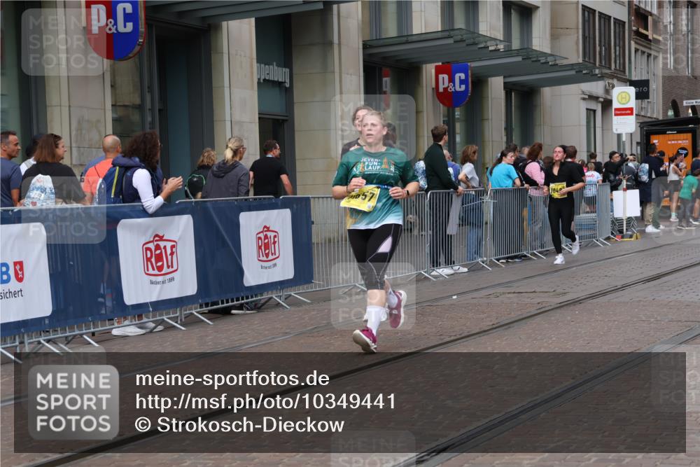 13.09.2026 - 21. swb-Marathon Bremen Strokosch-Dieckow http://msf.ph/oto/10349441 13.09.2026 11:12:33 Ziel 10354, 10483, 10743, 10893, 11606, 11627, 11657, 11671, 11832, 12050, 12060, 12234, 12423, 12497, 10213, 10406, 10414, 10874, 10875, 10909, 11052, 11090, 11633, 11716, 12327, 12497 meine-sportfotos.de