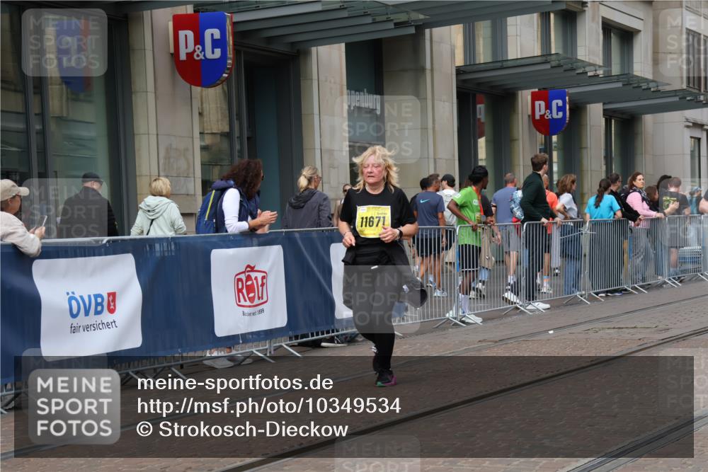 13.09.2026 - 21. swb-Marathon Bremen Strokosch-Dieckow http://msf.ph/oto/10349534 13.09.2026 11:12:43 Ziel 10483, 10804, 10893, 11048, 11357, 11606, 11627, 11671, 11832, 12050, 12060, 12393, 12418, 12423, 10354, 10406, 10743, 10874, 10875, 10909, 11090, 11657, 11716, 12234, 12327, 12423, 12497 meine-sportfotos.de