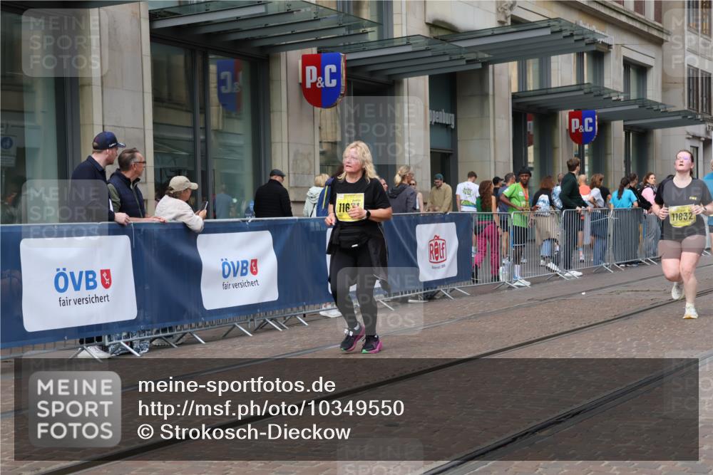 13.09.2026 - 21. swb-Marathon Bremen Strokosch-Dieckow http://msf.ph/oto/10349550 13.09.2026 11:12:43 Ziel 10483, 10804, 10893, 11048, 11357, 11606, 11627, 11671, 11832, 12050, 12060, 12393, 12418, 12423, 10354, 10406, 10743, 10874, 10875, 10909, 11090, 11657, 11716, 12234, 12327, 12423, 12497 meine-sportfotos.de