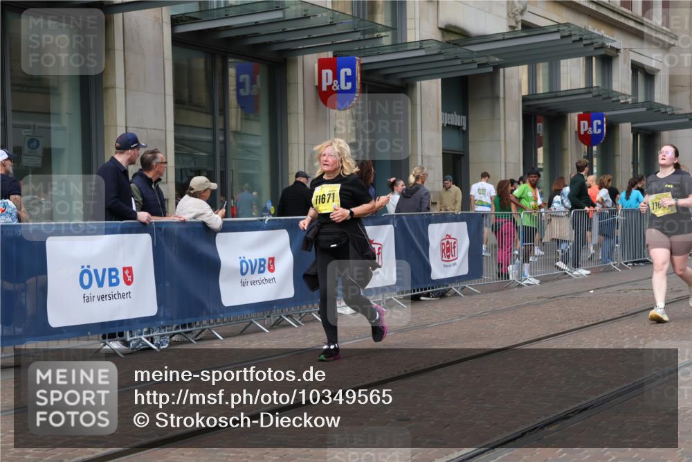 13.09.2026 - 21. swb-Marathon Bremen Strokosch-Dieckow http://msf.ph/oto/10349565 13.09.2026 11:12:44 Ziel 10483, 10804, 10893, 11048, 11357, 11606, 11627, 11671, 11832, 12050, 12060, 12393, 12418, 10354, 10406, 10743, 10874, 10875, 10909, 11090, 11657, 11716, 12234, 12327, 12423, 12497 meine-sportfotos.de