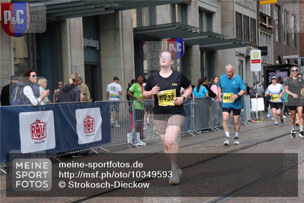 13.09.2026 - 21. swb-Marathon Bremen Strokosch-Dieckow http://msf.ph/oto/10349593 13.09.2026 11:12:45 Ziel 10483, 10804, 10893, 11048, 11357, 11606, 11627, 11671, 11832, 12050, 12060, 12393, 12418, 10354, 10743, 10874, 10875, 10909, 11090, 11657, 12234, 12327, 12423, 12497 meine-sportfotos.de