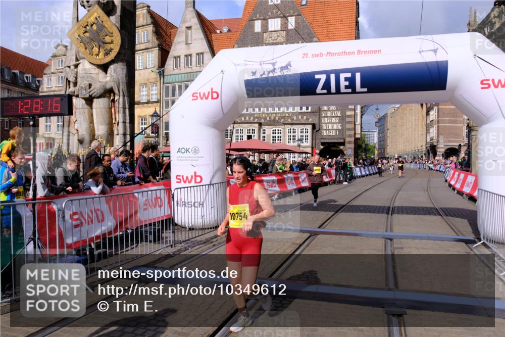 13.09.2026 - 21. swb-Marathon Bremen Tim E. http://msf.ph/oto/10349612 13.09.2026 11:23:33 Ziel 10349, 10754, 10925 meine-sportfotos.de