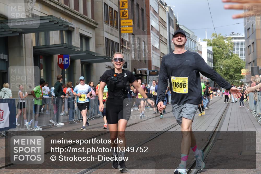 13.09.2026 - 21. swb-Marathon Bremen Strokosch-Dieckow http://msf.ph/oto/10349752 13.09.2026 11:12:49 Ziel 10804, 10893, 11048, 11357, 11606, 11627, 11671, 11832, 12050, 12060, 12393, 12418, 10354, 10483, 10743, 10874, 10875, 10909, 11090, 11657, 11671, 11832, 12234, 12423, 12497 meine-sportfotos.de