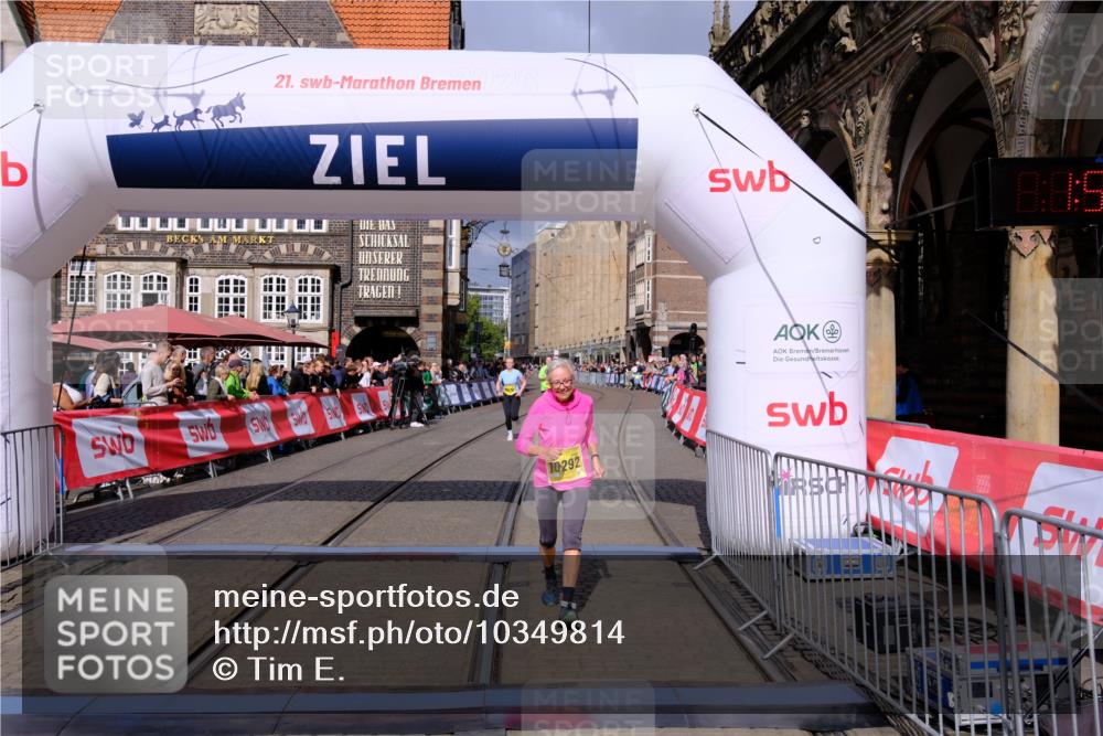 13.09.2026 - 21. swb-Marathon Bremen Tim E. http://msf.ph/oto/10349814 13.09.2026 11:24:10 Ziel 10292, 10413, 10970 meine-sportfotos.de