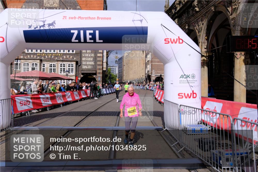 13.09.2026 - 21. swb-Marathon Bremen Tim E. http://msf.ph/oto/10349825 13.09.2026 11:24:10 Ziel 10292, 10413, 10970 meine-sportfotos.de