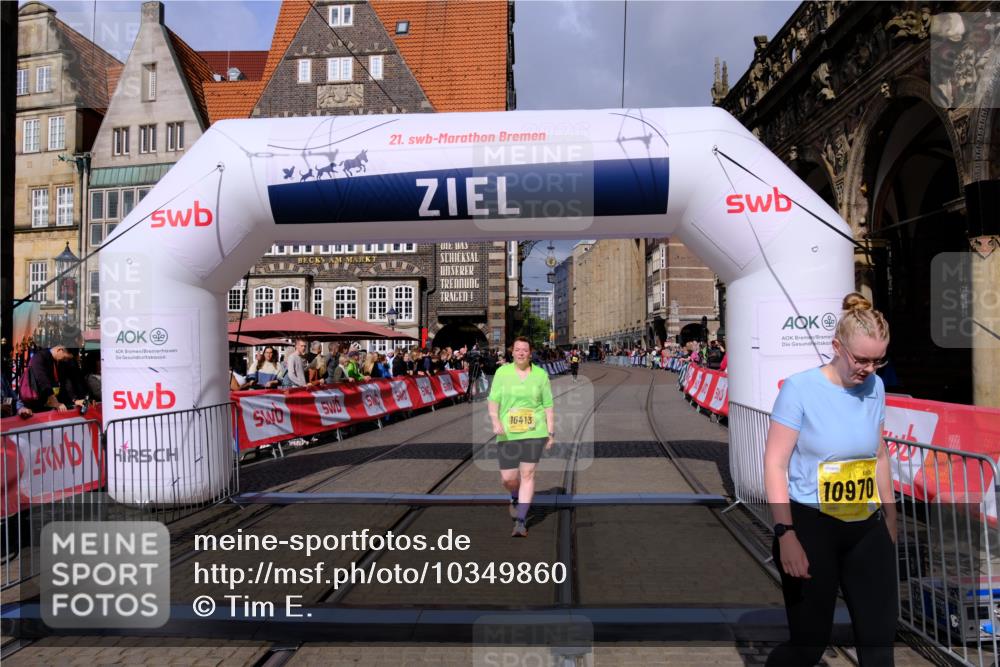 13.09.2026 - 21. swb-Marathon Bremen Tim E. http://msf.ph/oto/10349860 13.09.2026 11:24:19 Ziel 10292, 10413, 10970 meine-sportfotos.de