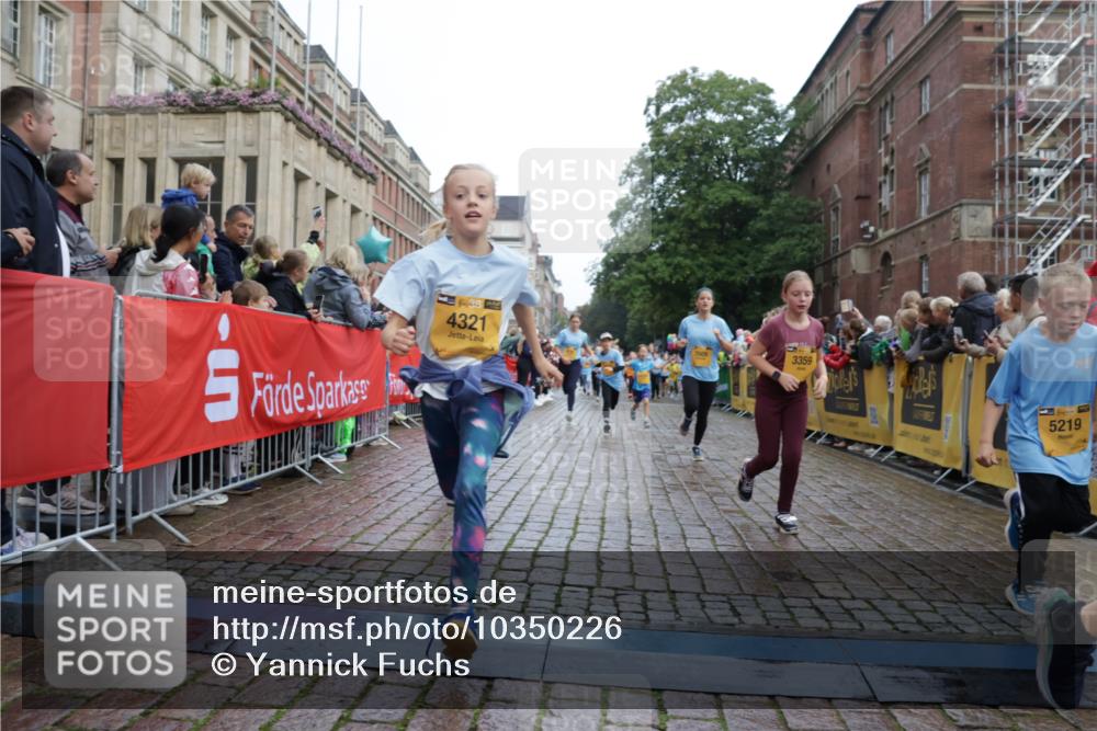 13.09.2026 - Kiel Lauf Yannick Fuchs http://msf.ph/oto/10350226 13.09.2026 08:57:26 Ziel 700, 1546, 1769, 2128, 2129, 3382, 4834, 5984, 7478, 7715, 10876, 10892, 81, 482, 1222, 2384, 2479, 2543, 3034, 3161, 3305, 3665, 4558, 4680, 4901, 4908, 5003, 5223, 5333, 5340, 5719, 5809, 6361, 6807, 7559, 7752, 7927, 8094, 8341, 9307, 9542, 9564, 9940, 10321, 10603, 11423, 11495, 11558, 11986, 12062, 12215, 12455, 12512, 160, 406, 689, 1051, 1520, 1714, 2439, 3359, 3375, 3691, 4182, 4321, 4382, 4383, 5006, 5219, 5244, 5733, 5762, 5765, 6459, 7547, 7608, 7609, 9062 meine-sportfotos.de