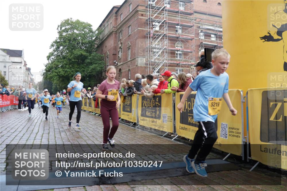 13.09.2026 - Kiel Lauf Yannick Fuchs http://msf.ph/oto/10350247 13.09.2026 08:57:26 Ziel 700, 1546, 1769, 2128, 2129, 3382, 4834, 5984, 7478, 7715, 10876, 10892, 81, 482, 1222, 2384, 2479, 2543, 3034, 3161, 3305, 3665, 4558, 4680, 4901, 4908, 5003, 5223, 5333, 5340, 5719, 5809, 6361, 6807, 7559, 7752, 7927, 8094, 8341, 9307, 9542, 9564, 9940, 10321, 10603, 11423, 11495, 11558, 11986, 12062, 12215, 12455, 12512, 160, 406, 689, 1051, 1520, 1714, 2439, 3359, 3375, 3691, 4182, 4321, 4382, 4383, 5006, 5219, 5244, 5733, 5762, 5765, 6459, 7547, 7608, 7609, 9062 meine-sportfotos.de