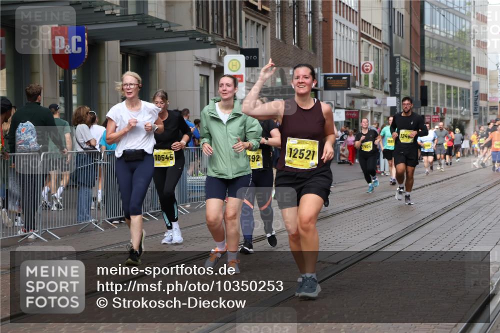 13.09.2026 - 21. swb-Marathon Bremen Strokosch-Dieckow http://msf.ph/oto/10350253 13.09.2026 11:13:14 Ziel 10484, 10545, 10766, 10883, 10889, 11084, 11392, 11670, 11954, 11999, 12010, 12280, 12460, 12521, 10804, 10893, 11048, 11357, 11606, 11627, 11671, 11832, 12050, 12060, 12393, 12418 meine-sportfotos.de