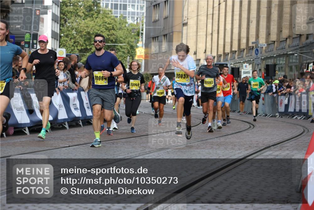 13.09.2026 - 21. swb-Marathon Bremen Strokosch-Dieckow http://msf.ph/oto/10350273 13.09.2026 10:54:31 Ziel 10359, 10577, 10749, 10822, 10996, 11010, 11099, 11118, 11290, 11329, 11361, 11476, 11765, 11843, 11989, 11998, 13531, 10589, 10608, 10704, 11040, 11174, 11389, 11569, 11874, 12038, 12519, 13526 meine-sportfotos.de