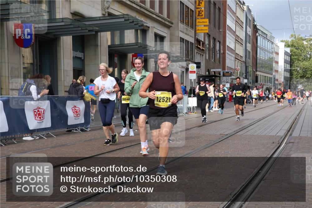 13.09.2026 - 21. swb-Marathon Bremen Strokosch-Dieckow http://msf.ph/oto/10350308 13.09.2026 11:13:16 Ziel 10484, 10545, 10766, 10883, 10889, 11084, 11392, 11670, 11954, 11999, 12010, 12280, 12460, 12521, 10804, 10893, 11048, 11357, 11606, 11627, 12050, 12060, 12393, 12418 meine-sportfotos.de