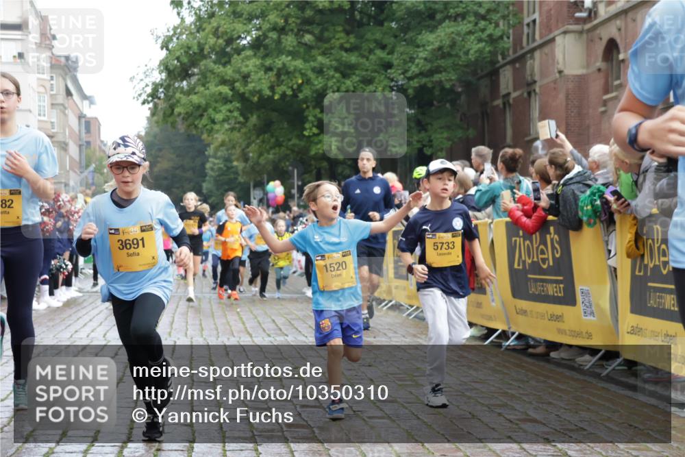 13.09.2026 - Kiel Lauf Yannick Fuchs http://msf.ph/oto/10350310 13.09.2026 08:57:27 Ziel 160, 700, 1546, 1769, 2128, 2129, 3382, 4834, 5984, 6459, 7478, 7715, 9062, 10876, 10892, 81, 482, 2384, 2479, 2543, 3034, 3161, 3305, 3665, 4558, 4901, 4908, 5003, 5223, 5340, 5719, 5809, 6361, 6807, 7559, 7752, 7927, 8341, 9307, 9542, 9564, 9940, 10321, 10603, 11423, 11495, 11558, 11986, 12062, 12215, 12455, 12512, 406, 689, 1051, 1520, 1714, 2439, 3359, 3375, 3691, 4182, 4321, 4382, 4383, 5006, 5219, 5244, 5733, 5762, 5765, 7058, 7547, 7608, 7609, 81 meine-sportfotos.de