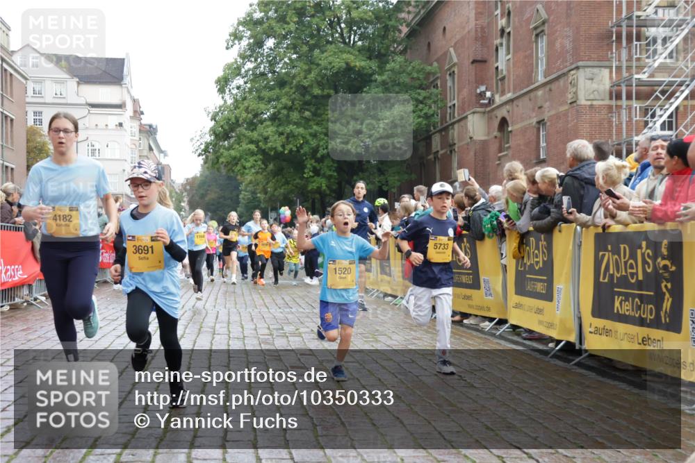 13.09.2026 - Kiel Lauf Yannick Fuchs http://msf.ph/oto/10350333 13.09.2026 08:57:27 Ziel 160, 700, 1546, 1769, 2128, 2129, 3382, 4834, 5984, 6459, 7478, 7715, 9062, 10876, 10892, 81, 482, 2384, 2479, 2543, 3034, 3161, 3305, 3665, 4558, 4901, 4908, 5003, 5223, 5340, 5719, 5809, 6361, 6807, 7559, 7752, 7927, 8341, 9307, 9542, 9564, 9940, 10321, 10603, 11423, 11495, 11558, 11986, 12062, 12215, 12455, 12512, 406, 689, 1051, 1520, 1714, 2439, 3359, 3375, 3691, 4182, 4321, 4382, 4383, 5006, 5219, 5244, 5733, 5762, 5765, 7058, 7547, 7608, 7609, 81 meine-sportfotos.de