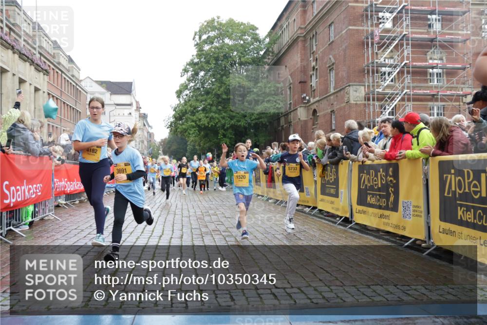 13.09.2026 - Kiel Lauf Yannick Fuchs http://msf.ph/oto/10350345 13.09.2026 08:57:28 Ziel 160, 700, 1546, 1769, 2128, 2129, 3382, 4834, 5006, 5984, 6459, 7478, 7715, 9062, 10876, 10892, 11356, 81, 2384, 3034, 3161, 3305, 3665, 4558, 4908, 5003, 5223, 5340, 5719, 5809, 6361, 6807, 7559, 7752, 7927, 8341, 9307, 9542, 9564, 9940, 10321, 10603, 11423, 11495, 11558, 12062, 12215, 12455, 12512, 406, 689, 1051, 1520, 1714, 2439, 3359, 3375, 3691, 4182, 4321, 4382, 4383, 5219, 5244, 5733, 5762, 5765, 7058, 7547, 7608, 7609, 9870, 81 meine-sportfotos.de